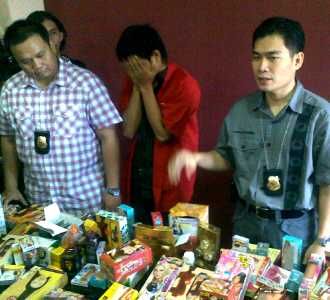 Polisi Gerebek Toko Sex Toys Ilegal 
