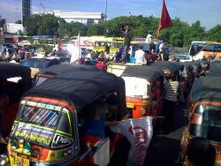 Sopir Bajaj dan Taksi Demo, Jl Medan Merdeka Selatan Tersendat 