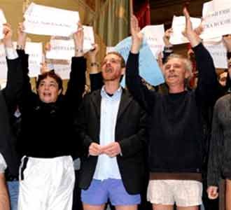 Anggota Parlemen Italia Buka Celana