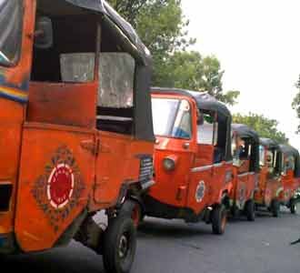 Sopir Bajaj dan Taksi Beraksi