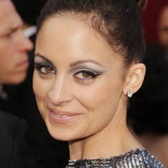 Jadi Ibu, Nicole Richie Tetap Gaya