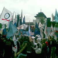 Status Karyawan Diganti, Buruh Tekstil Geruduk Gedung Sate