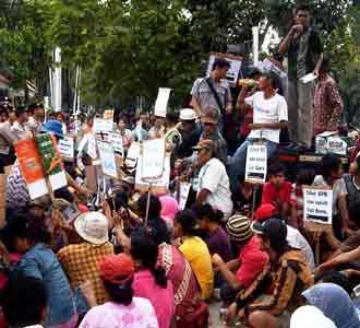 Warga Guji Baru Tolak Penggusuran Warga Guji Baru Tolak Penggusuran