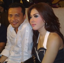 Anang Cium Syahrini Lagi di Hari Ultah