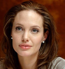 Jolie Bangun Sekolah Khusus Anak Perempuan di Afganistan 