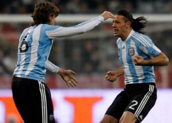 Coret Inggris, Pienaar Jagokan Argentina