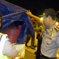 Polisi Pelototi Penyeberang Jembatan Suramadu