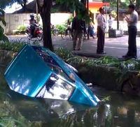 Toyota Kijang Nyemplung ke Sungai
