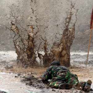 Marinir Dihujani Peluru