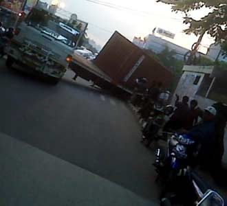 Kontainer Terperosok Got