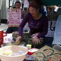 Gelar Aksi, Gayatri Buat Rujak Uleg