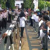 Kedatangan Obama Hanya Membuat Rakyat Indonesia Makin Menderita