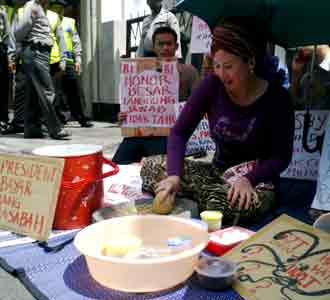 Gayatri Jualan Rujak Century