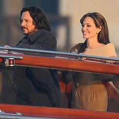 Ramai Penggemar, Syuting Film Angelina Jolie Dihentikan