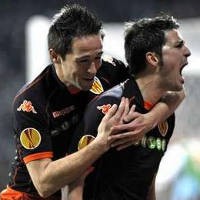Hat-trick Villa Warnai Kelolosan Valencia