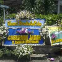Karangan Bunga Berjejer di Rumah Duka