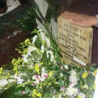 Hujan Iringi Proses Pemakaman