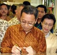 Melayat, Boediono Imbau Generasi Muda Teladani Sunarti