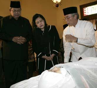 SBY Melayat Istri Jenderal Nasution