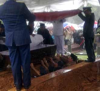 Jenazah Sunarti Nasution Dimakamkan