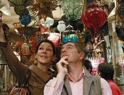 Berburu Item Fashion di Pasar Loak