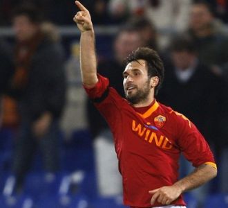Vucinic Kuatkan Posisi Roma