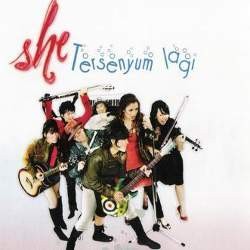 She Gelar Mini Konser di Hari Kartini