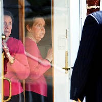 Komputer Error, Penggerebekan Polisi Nyasar