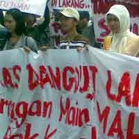 Dilarang Pentas Malam Hari, Penyanyi Dangdut Demo