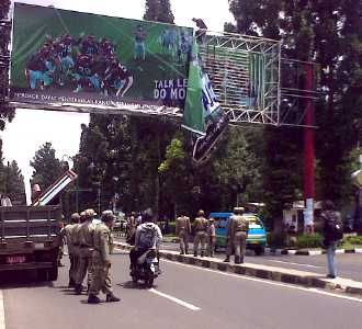 Puluhan Reklame Ditertibkan