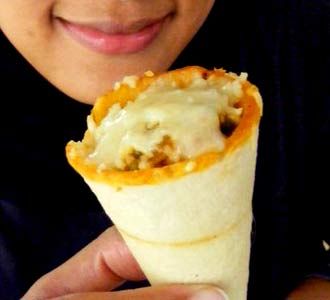 Menikmati Pizza Dalam Corong Es Krim