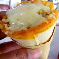 Kriuknya Pizza Itali dalam Corong Es Krim