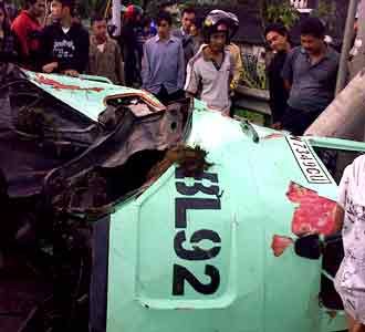 Truk Terjun ke Sungai Dievakuasi