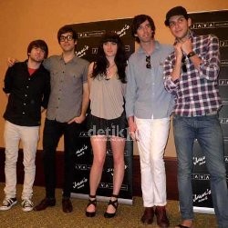 Jelang Konser, Pesonel Cobra Starship Belanja 