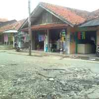 Lubang di Jalan Cigondewah Mengganggu Perdagangan Kain