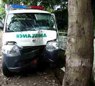 Ambulans Hantam Pohon