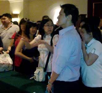 Ratusan Orang Antre Sop Buntut