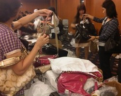 Perempuan-Perempuan Menggila di Coach Bazaar