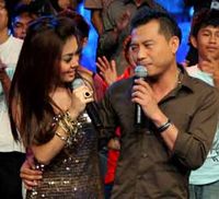 Anang Rangkul Pinggang Syahrini