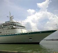 Albatros Bersandar di Tanjung Perak