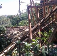 Ambles Seperti Ditelan Bumi, Rumah Idi Utuh