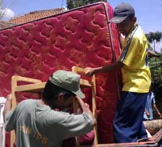 Warga Girimekar Evakuasi Harta Benda