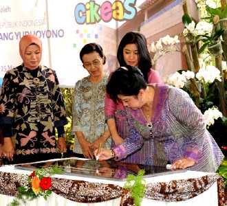 Ibu Ani Resmikan Rumah Pintar