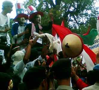 Pedagang Ayam Kembali Demo Balaikota