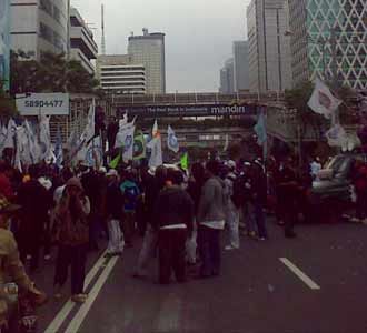 Buruh Tutup Separuh Jl MH Thamrin