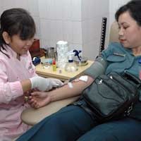 Wanita TNI Surabaya Antre Donorkan Darah