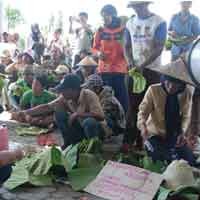 Ratusan Gembbel Tumpengan di DPRD Tuban