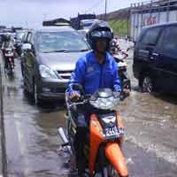 Sisa Hujan, Jalan Raya Porong Dikepung Air 