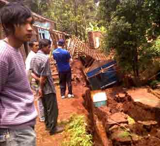 Warga Tonton Lokasi Tanah Ambles