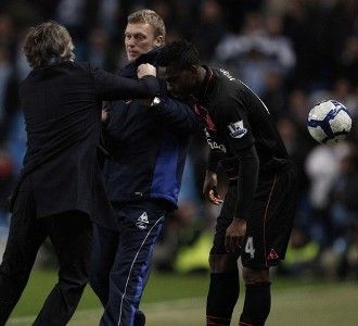 Saat Manajer Ikut Berebut Bola